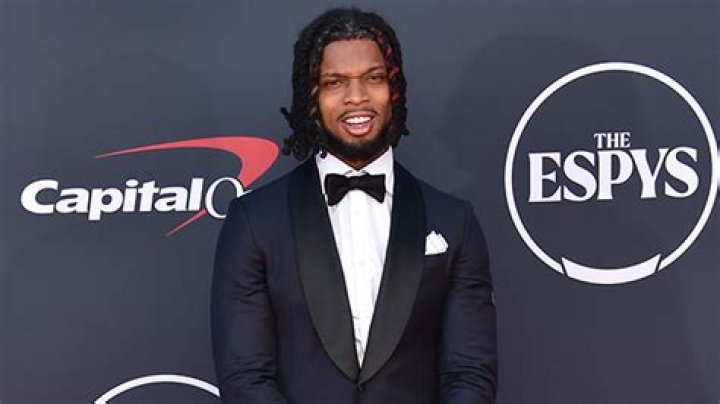 Damar Hamlin Cries At ESPYS In Tribute To Bills Staff That Saved Him – Hollywood Life