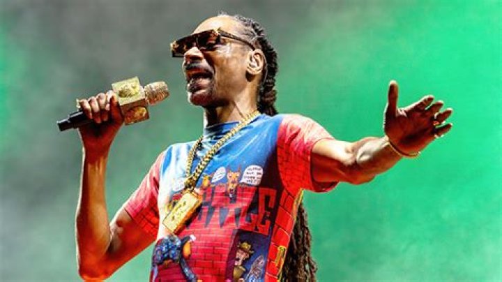 Snoop Dogg Dresses Up As Buzz Lightyear For Granddaughter’s Birthday – Hollywood Life